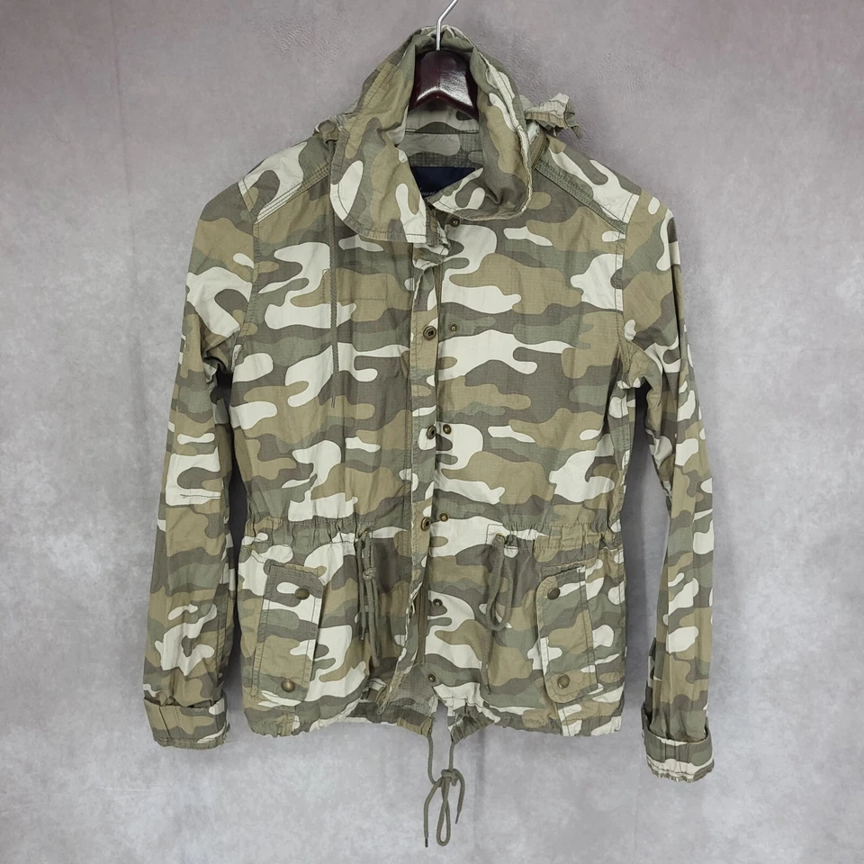 Chaqueta cortavientos American Eagle para mujer mediana camuflada ligera con capucha Foto 1 de 4
