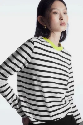 Camiseta COS Manga Larga Negra Blanca Rayas Bretón Cuello Amarillo Clásica Pequeña Foto 1 de 4