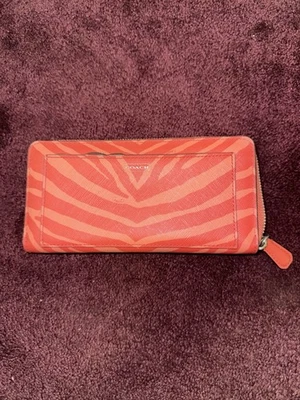 Cartera Coach para mujer de cuero con estampado de cebra acordeón y cremallera rosa Foto 1 de 3