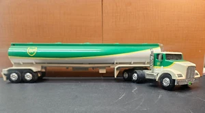 Vintage BP Gas and Oil Tanker and tractor British Perolium 1/50 14'' Long - Picture 1 of 13