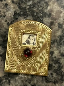 1940's Vintage Stars Helen Trent + Slide Show Works Picture Pin Brooch GOLD TONE - Picture 1 of 2