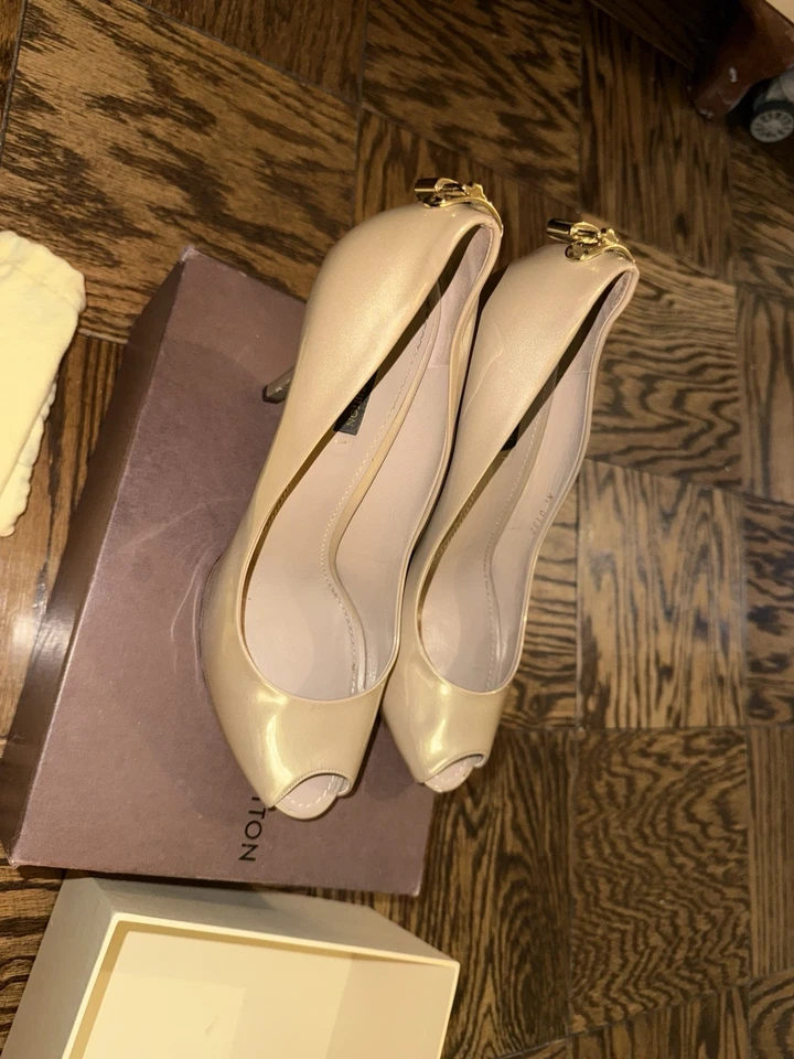 Zapatos de salón Louis Vuitton para mujer de charol con puntera abierta en beige talla 41 LV candado Foto 1 de 4