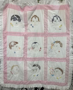 Rosa Babydecke handbestickt Baby Gesichter gesteppt Rüschen 43” x 38” - Bild 1 von 5