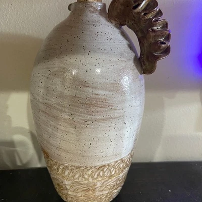 Jarra de whisky antes del desayuno pieza de cerámica firmada por artista completa con corcho. Foto 1 de 4