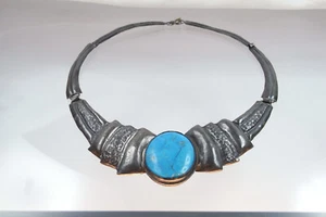 Bonito collar turquesa grande plata con talla turquesa decorado orgánicamente color mano. - Imagen 1 de 15