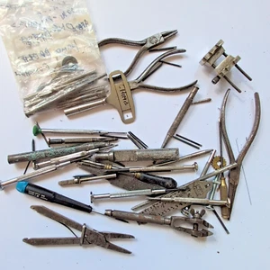 Lote de trabajo de herramientas de relojería para relojeros, muchas antiguas vintage (AG96) - Imagen 1 de 13