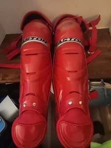 Easton Gametime Protezioni Gambe Catcher Giovanili - ROSSO Età 9-12 - Foto 1 di 8