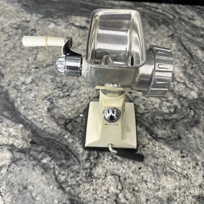 Moedor de carne vintage Rival Grind-O-Mat modo com base de sucção - Imagem 1 de 4