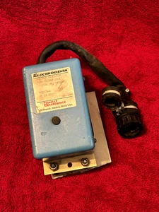 REGULADOR DE TENSIÓN ELECTRODELTA CON CONECTOR NÚCLEO P/N VR2000-28-1 - Imagen 1 de 9