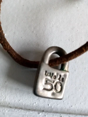 UNO de 50 - super coole Herren Halskette, Lederband Kette mit Schloss-Anhänger - Bild 1 von 4