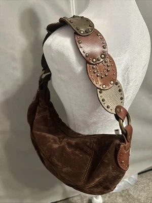 Bolso de hombro de pana marrón fósil con correa ancha de cuero Foto 1 de 4