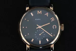 RELOJ DE CUARZO MARC JACOBS MBM1329 TONO ORO AZUL Y ROSA UN CLÁSICO DE LA MODA UNISEX - Imagen 1 de 10