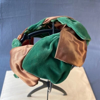 Disfraz De Colección Fascinator Har Yvette Nueva York Velet Verde Dorado Satinado Escenario Juegos con disfraces Foto 1 de 4