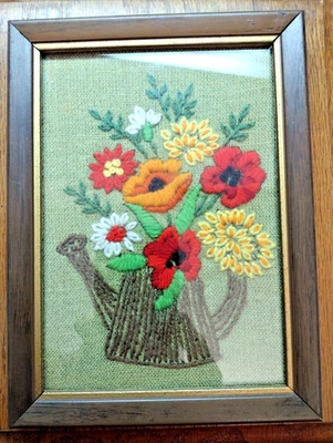 Arte enmarcado con flores florales crewel punta de aguja 7-3/4 x 5-3/4 pulgadas de alto MCM vintage Foto 1 de 4