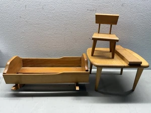Muebles para casa de muñecas Strombecker. Cuna, mesa con inserto y silla - Imagen 1 de 9