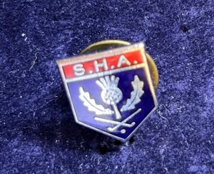 PEQUEÑO S.H.A. ESMALTE ESCUDO CARDO CRUZADO PALOS DE HOCKEY (?) INSIGNIA PIN - Imagen 1 de 3