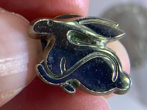 Pin de tachuela dorada vintage para correr conejo liebre V-6400* - Imagen 1 de 3