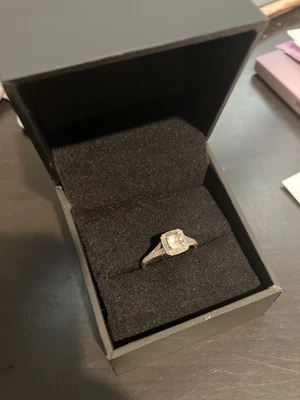 6,0 мм в форме подушки белый созданный в лаборатории сапфир и 1/10 карата T.W. Кольцо с бриллиантом - Изображение 1 из 4