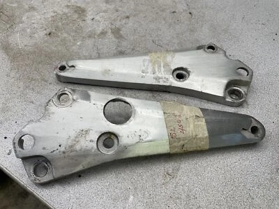 1982 Suzuki GS450T SUPORTES DE APOIO PARA OS PÉS DIANTEIRO F1-8292.HQ - Imagem 1 de 4