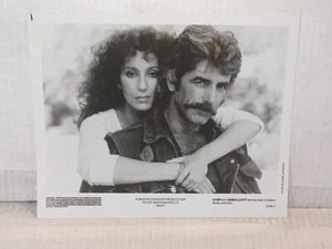 MASCHERA CHER & SAM ELLIOTT UNIVERSAL STUDIOS 1984 COMUNICATO STAMPA 8x10 B&W FOTO - Foto 1 di 1