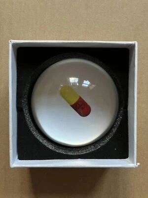 Pisapapeles de cristal DAMIEN HIRST, 'PILL', 2012. Foto 1 de 4