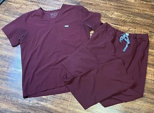 Conjunto Granate Colección Técnica Figs Camisa Cuello en V Pantalones Jogger - Imagen 1 de 5