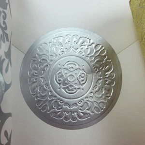 Pegatinas redondas de sello de lámina en relieve medallón de plata de 2", sello navideño medallón  - Imagen 1 de 1