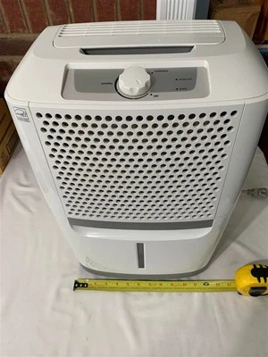 Deshumidificador Frigidaire 30 pintas capacidad - FAD301NWD6 - clasificación Energy Star - buen estado Foto 1 de 4