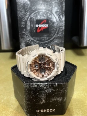 Reloj Casio Ana-Digi para mujer G-Shock esfera oro rosa GMAS120MF resistente al agua Foto 1 de 4