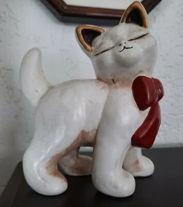 THUN BOZEN Katze Lene mit roter Schleife ca. 16 X 14 cm Vitrinenobjekt - Bild 1 von 3