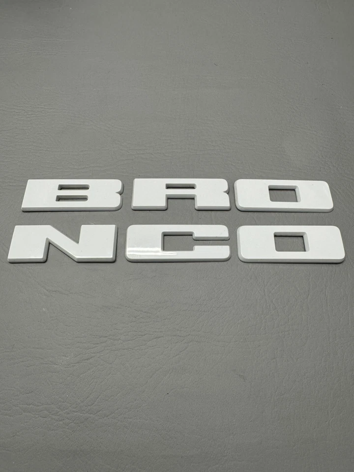 21 22 23 24 FORD BRONCO SPORT PUERTA TRASERA EMBLEMA BLANCO LOGOTIPO INSIGNIA SIGNO USADO PERLA Foto 1 de 4