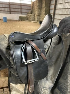 17.5in Dressage Saddle (Irons And Leathers Not Included) Medium/narrow Tree - Picture 1 of 1
