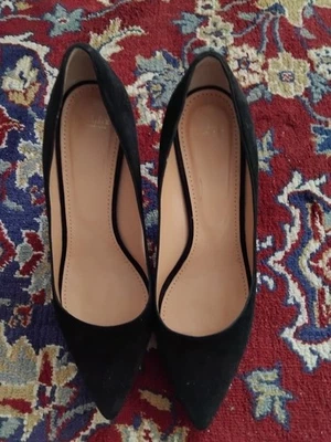Bally shoes in good used condition comes with dust bag and box size 39.5 - image 1 of 4