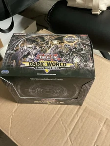 Yugioh TCG: Structure Deck Mondo Oscuro Vetrina, Fabbrica - Foto 1 di 3