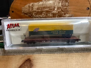 ATLAS  N SCALE CNW #48303 PIGGYBACK FLATCAR WITH TRAILER - Picture 1 of 2
