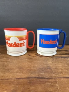 Due tazze vintage anni 80 in plastica Hardee's Fast Travel con coperchi e basi, Whirley Inc - Foto 1 di 9