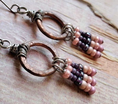 Pendientes Artesanales Rústicos Martillado Cobre Aro Mezcla Metales Púrpura y Rosa Foto 1 de 4