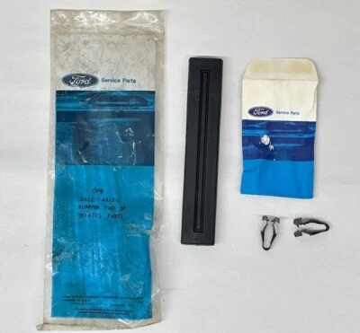 Almohadilla de parachoques Ford D6ZZ-17A812-A 1976 Mustang II Cobra II OEM con herrajes Nuevo de Lote Antiguo Foto 1 de 4