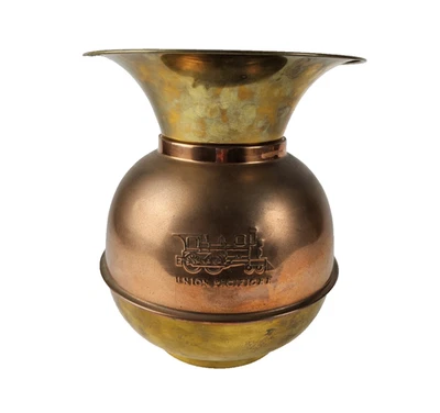De colección Tradicional Latón Cobre Union Pacific Tren Spittoon Decoración Occidental Foto 1 de 4