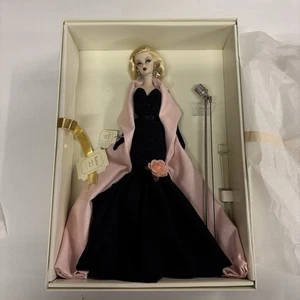 ATEMBERAUBENDE IM RAMPENLICHT SILKSTONE BARBIE PUPPE 2009 GOLD MATTEL N6603 NRFB - Bild 1 von 4