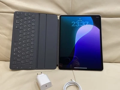 Apple iPad Pro 3. Gen 256GB, Wi-Fi , 12,9 Zoll - Silber + Magic Keyboard - Bild 1 von 4