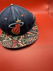 Gorra New Era NBA Miami Heat Denim Ala Geométrica Hebilla Trasera - Imagen 1 de 3