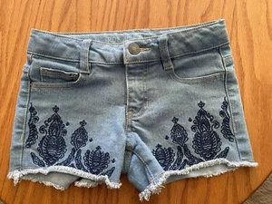Girls sz 8 Roebuck & Co Light Blue Embroidered Denim Shorts - Picture 1 of 8
