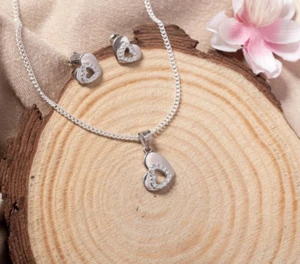 Juego de joyas de plata 925 en forma de corazón, colgante ligero y pendientes con piedra circonita - Imagen 1 de 9