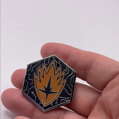 Pin hexagonal esmalte negro y dorado Marvel Funko Foto 1 de 3
