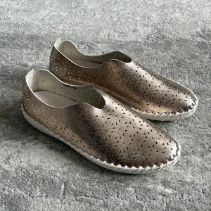 Bernie Mev Shoes Womens 40 US 9 TW83 Slip-On Rose Gold Perforated Leather - Picture 1 of 8