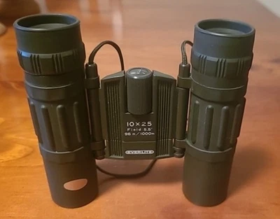Everlite 10x25 binoculars Made In Japan Green With Case - Image 1 of 4