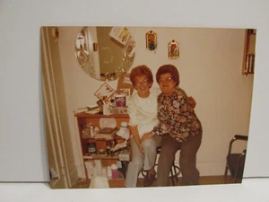 1980S VINTAGE FOUND PHOTOGRAPH COLOR ART ORIGINAL PHOTO SENIOR WOMEN HUG 80S PIC - Picture 1 of 4