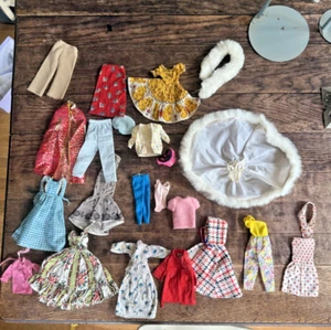 20 Teile Vintage Barbie Kleidung mit etwas Ken und Skipper zu 60er bis 90er Jahre - Bild 1 von 22