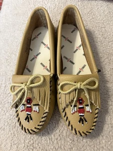 Minnetonka Slippers Womens 7 Moccasin Brown Leather Bow Beaded Slip On Comfort - Picture 1 of 6